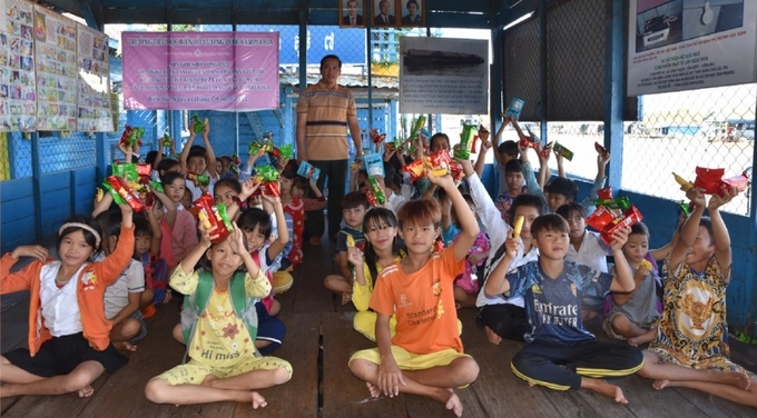 The classroom of Vietnamese children on Tonlé Sap Lake.