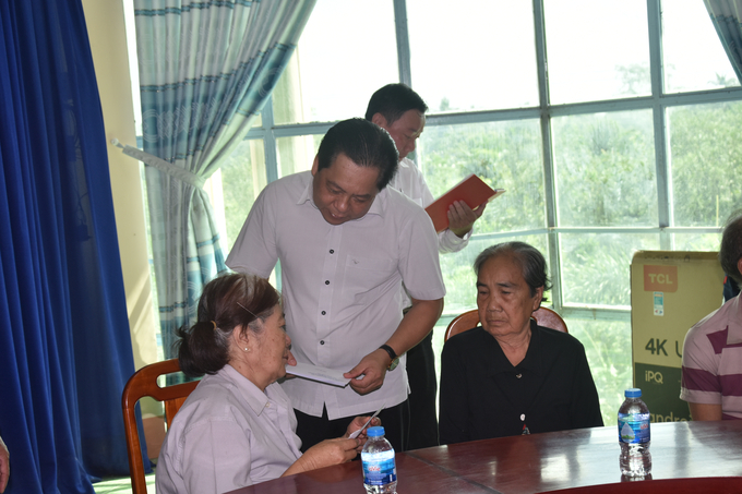 Ông Trương Thành Dãnh, Giám đốc Sở NN-PTNT Vĩnh Long đến thăm hỏi bà con nhân dân bị sạt lở. Ảnh: Minh Đảm.