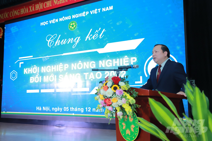 TS Vũ Ngọc Huyên, Phó giám đốc Học viện Nông nghiệp Việt Nam phát biểu tại buổi lễ. Ảnh: H.