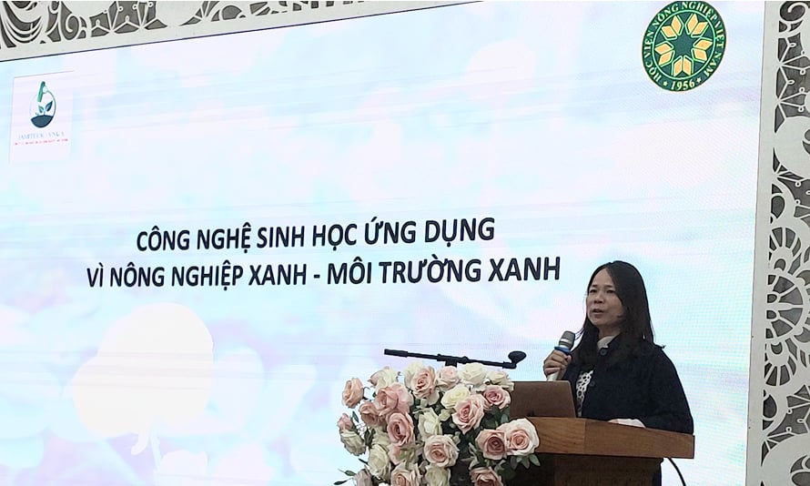 Bà Nguyễn Thị Minh chia sẻ các kiến thức về nền nông nghiệp xanh. Ảnh: Bảo Thắng.