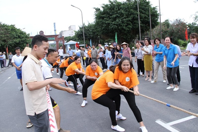 Các đội tranh tài môn kéo co nữ.