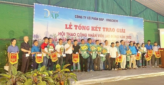 Lãnh đạo Công đoàn Công nghiệp Hóa chất Việt Nam và Công ty DAP-VINACHEM trao giải cho các đội đạt thành tích trong Hội thao.
