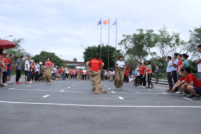 Các đội thi nhảy bao bố.