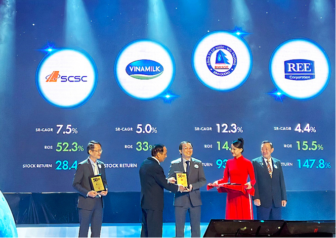 Ông Lê Thành Liêm, Giám đốc điều hành Tài chính của Vinamilk đại diện nhận giải thưởng '50 Công ty kinh doanh hiệu quả nhất Việt Nam' 2022.