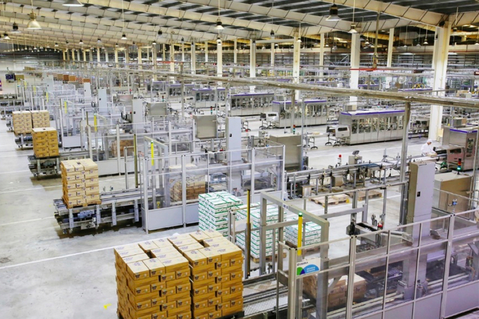 Siêu nhà máy sữa Việt Nam ứng dụng công nghệ 4.0, có công suất lớn, hiện sản xuất hơn 800 triệu lít sữa/năm.
