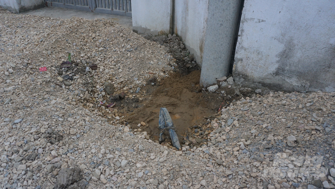 Hệ thống đường ống dẫn nước vào nhà dân bị cắt đứt trồi trên mặt đất do đơn vị thi công làm đường. Ảnh: Quốc Toản.