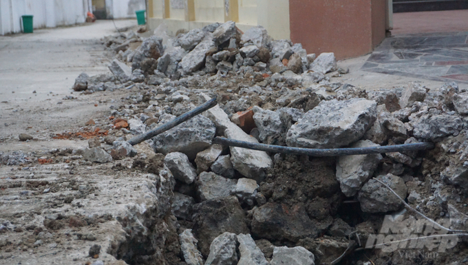Một đoạn ống dẫn nước chạy vào nhà dân bị cắt đứt. Ảnh: Quốc Toản.