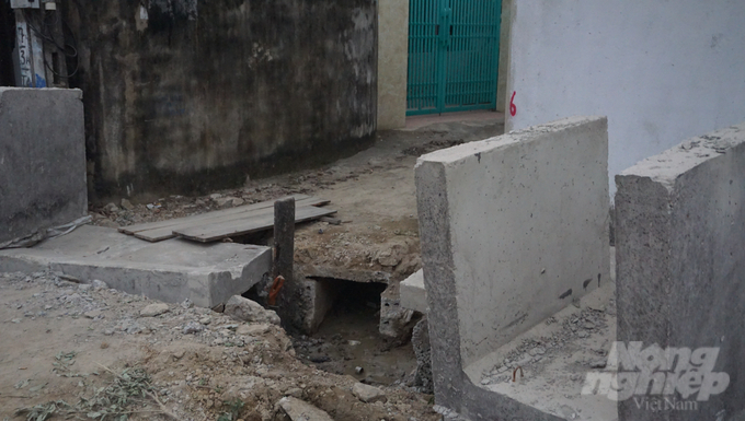 Đoạn đường tại thôn Triệu Tiền đang được đào xới, thi công nham nhở, gây ảnh hưởng tới đường ống cấp nước. Ảnh: Quốc Toản.