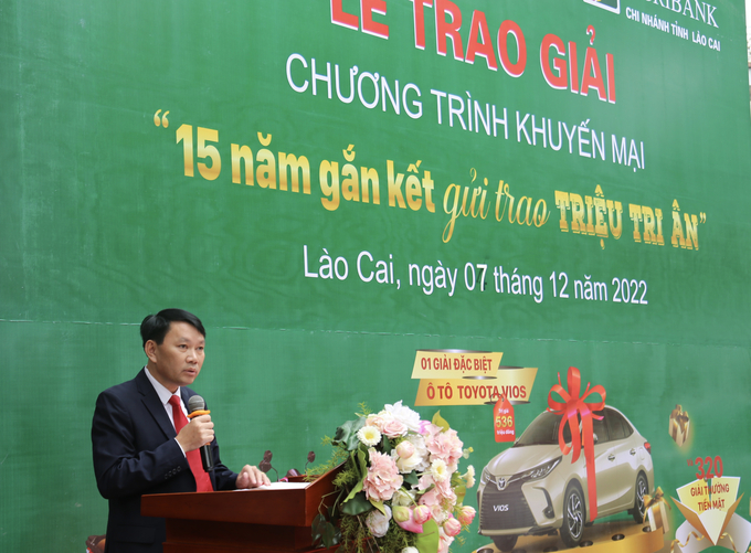 Ông Đặng Tân Việt, Phó Giám đốc Agribank Chi nhánh Lào Cai phát biểu tại lễ trao xe cho khách hàng may mắn trúng thưởng khi mua Bảo hiểm Agribank. Ảnh: H.Đ.