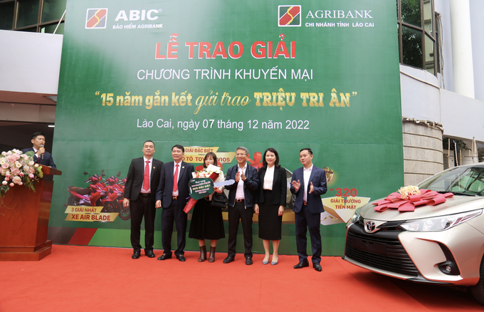 Bà Trần Thị Hồi nhận bàn giao xe ô tô từ Bảo hiểm Agribank. Ảnh: H.Đ.