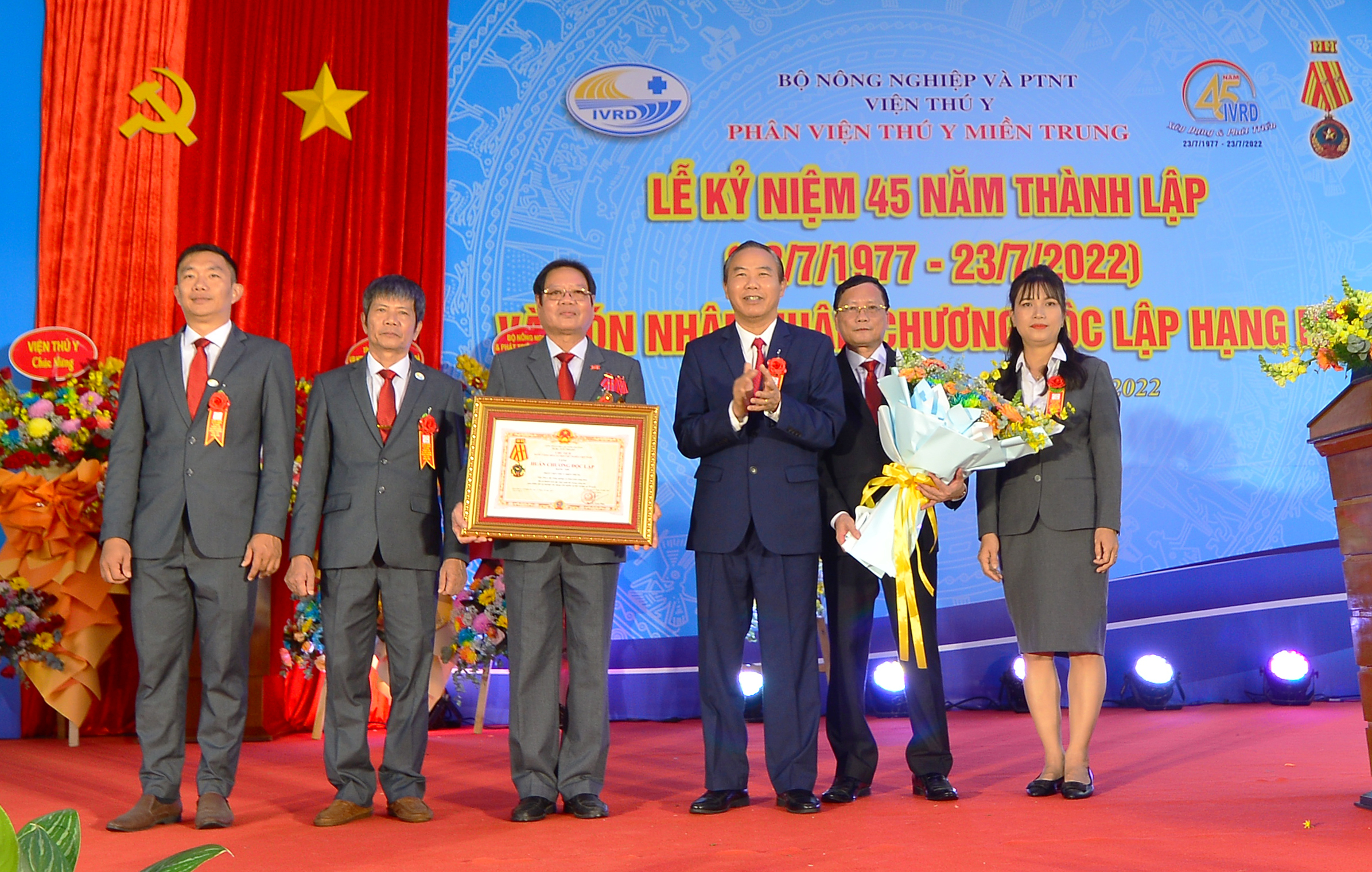 Thứ trưởng Bộ NN-PTNT Phùng Đức Tiến trao tặng Huân chương Độc lập hạng Nhì của Chủ tịch nước cho Phân viện Thú y miền Trung. Ảnh: Minh Hậu.