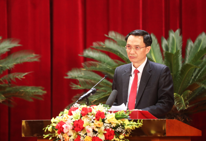 Ông Nguyễn Mạnh Cường, Giám đốc Sở KH&ĐT, đọc dự thảo tờ trình, báo cáo tại Kỳ họp. Ảnh: Báo Quảng Ninh