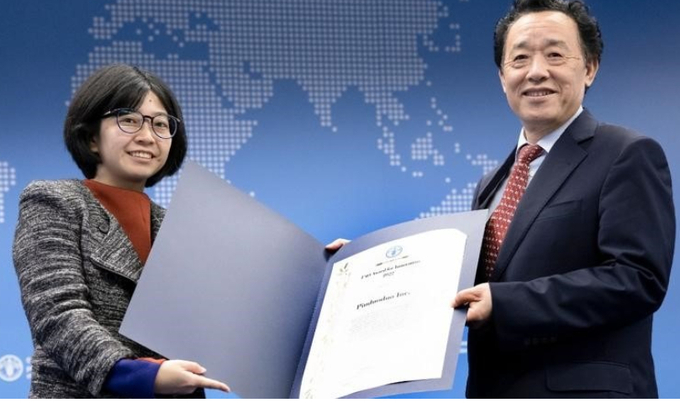 Tổng Giám đốc FAO Khuất Đông Ngọc trao Giải thưởng Sáng tạo cho Giám đốc điều hành Pinduoduo Xin Yi Lim.