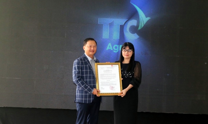 Công ty TNHH MTV Đường Biên Hòa – Ninh Hòa nhận quyết định doanh nghiệp xuất khẩu uy tín năm 2021 của Bộ Công thương. Ảnh: KS.