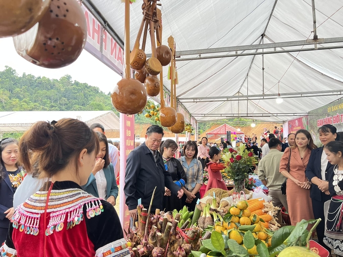 Người dân, doanh nghiệp đến tham quan tại Ngày hội cam, quýt và các sản phẩm OCOP huyện Bạch Thông năm 2022. Ảnh: Ngọc Tú.