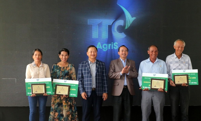 Dịp này Công ty TNHH MTV Đường Biên Hòa – Ninh Hòa cũng đã tặng kỷ niệm chương, trao quà tri ân nông dân trồng mía tiêu biểu. Ảnh: KS.