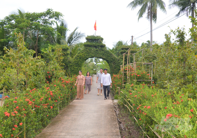 Xây dựng nông thôn mới, người dân chung tay tạo cảnh quan môi trường xanh sạch đẹp, phát triển sản xuất, tăng thu nhập, nâng cao chất lượng đời sống. Ảnh: Trung Chánh.