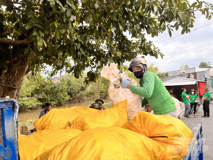 350 kg vỏ bao thuốc bảo vệ thực vật sau sử dụng đã được nông dân xã Tân Khánh Đông, TP Sa Đéc, thu gom. Ảnh: Sơn Trang.