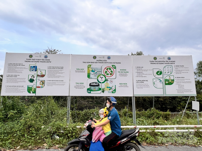 Pano tuyên truyền về sử dụng thuốc bảo vệ thực vật an toàn, hiệu quả, có trách nhiệm và thu gom vỏ bao thuốc sau sử dụng ở xã Tân Khánh Đông. Ảnh: Sơn Trang.