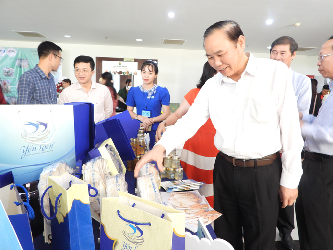 Thứ trưởng Bộ NN-PTNT Phùng Đức Tiến thăm các khu trưng bày các sản phẩm chăn nuôi đặc trưng của Tây Ninh bên lề hội nghị. Ảnh: Trần Trung.