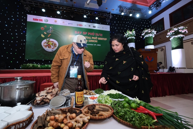 Đại sứ Pakistan tại Việt Nam Samina Mehtab cùng chồng tìm hiểu về nguyên liệu nấu phở.