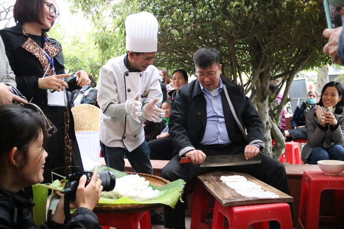 Đại sứ Mông Cổ Jigjee Sereejav trải nghiệm cắt bánh phở tại làng Vân Cù (Nam Trực, Nam Định)