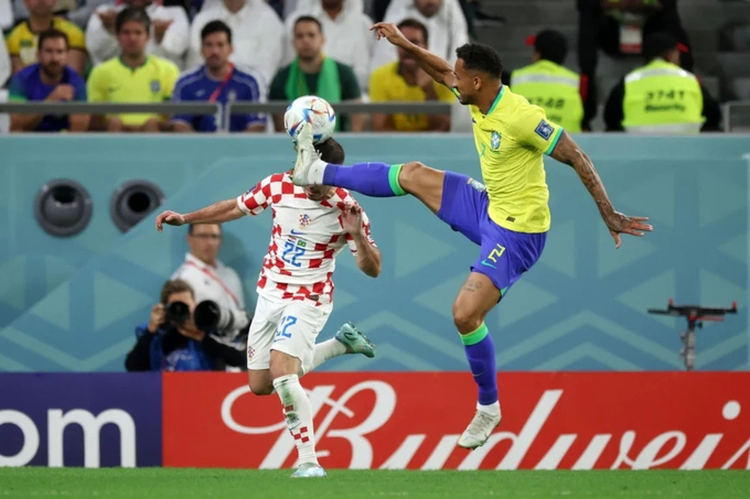 Màn so tài giữa Croatia vs Brazil không thiếu những tình huống va chạm quyết liệt. Ảnh: Dailymail.