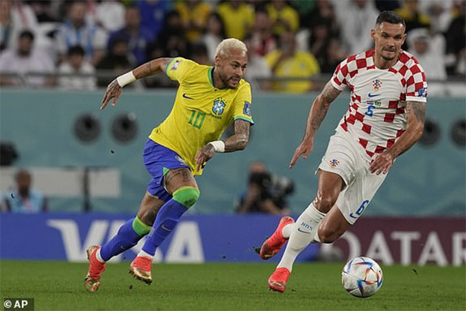 Neymar không có nhiều khoảng trống để chơi bóng trong trận Croatia vs Brazil. Ảnh: AP.
