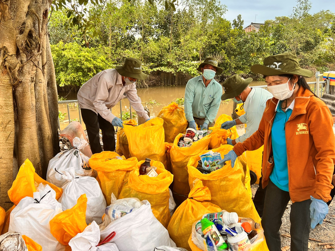 Nông dân xã Tân Khánh Đông, TP Sa Đéc, Đồng Tháp thu gom vỏ bao thuốc bảo vệ thực vật sau sử dụng. Ảnh: Thanh Sơn.