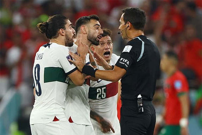 Các cầu thủ Bồ Đào Nha liên tục phản ứng với công tác trọng tài. Ảnh: Dailymail.