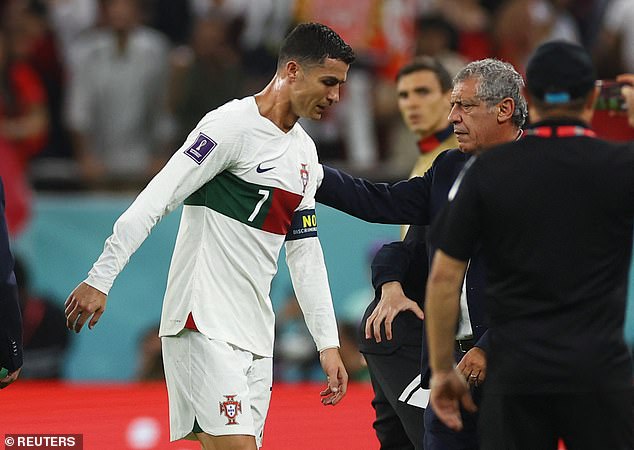 Cristiano Ronaldo đã cho thấy cảm xúc sâu sắc khi anh khóc như mưa trên sân khiến cho người hâm mộ cảm động. Hãy xem lại khoảnh khắc của anh trong những thời điểm cảm xúc nhất và tìm hiểu lí do khiến Ronaldo khóc như vậy.