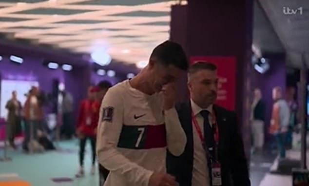 Cristiano Ronaldo, khóc trên sân cỏ sau khi thua trận đấu không chỉ cho thấy sự đam mê và cảm xúc chân thành của anh đối với bóng đá mà còn là một cảnh tượng đầy xúc động. Những hình ảnh này sẽ giúp bạn hiểu rõ hơn về tâm hồn của một cầu thủ tài năng và nhân văn.