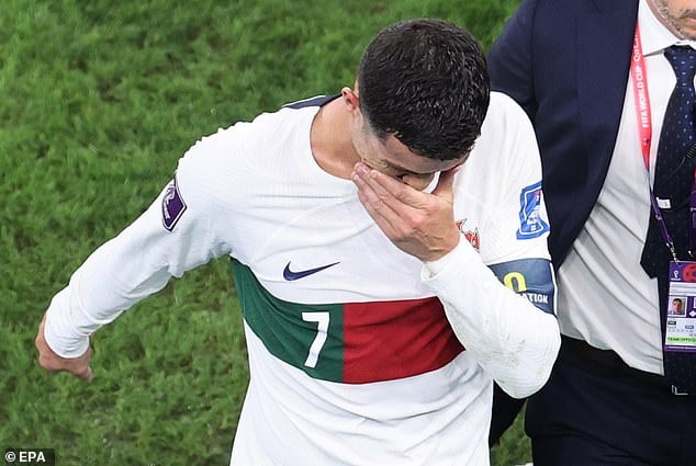 Ronaldo khóc Xem hình Ronaldo khóc, bạn sẽ cảm nhận được tấm lòng tràn đầy cảm xúc của siêu sao người Bồ Đào Nha. Ronaldo đã trải qua rất nhiều thăng trầm trong sự nghiệp bóng đá của mình và khi anh khóc, nó thực sự đáng để quý vị và độc giả chú ý tới. Hãy thưởng thức hình ảnh đầy cảm xúc này!