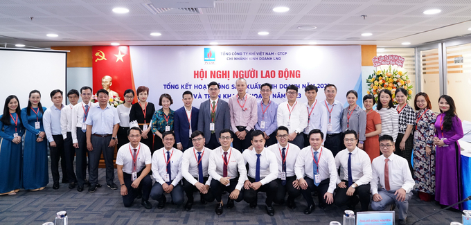 Các đại biểu chúc mừng thành công Hội nghị Người lao động PV GAS LNG 2022.