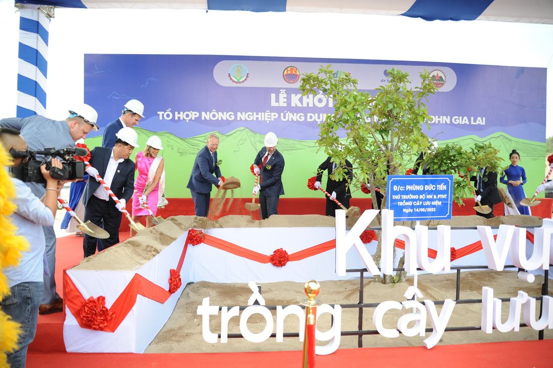 Các đại biểu, khách mời trồng cây lưu niệm tại Lễ khởi công Tổ hợp Nông nghiệp ứng dụng công nghệ cao DHN Gia Lai.