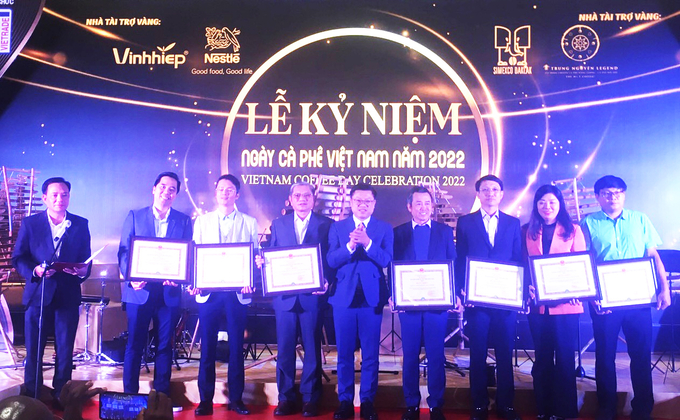 Bộ NN-PTNT tôn vinh những doanh nghiệp tiêu biểu trong ngành cà phê Việt Nam. Ảnh: Vicofa.