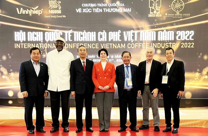 Thứ trưởng Phùng Đức Tiến (thứ 3 bên trái) kêu gọi sự đầu tư vào công nghiệp chế biến sâu gắn với quảng bá thương hiệu và văn hóa cà phê Việt. Ảnh: Vicofa.