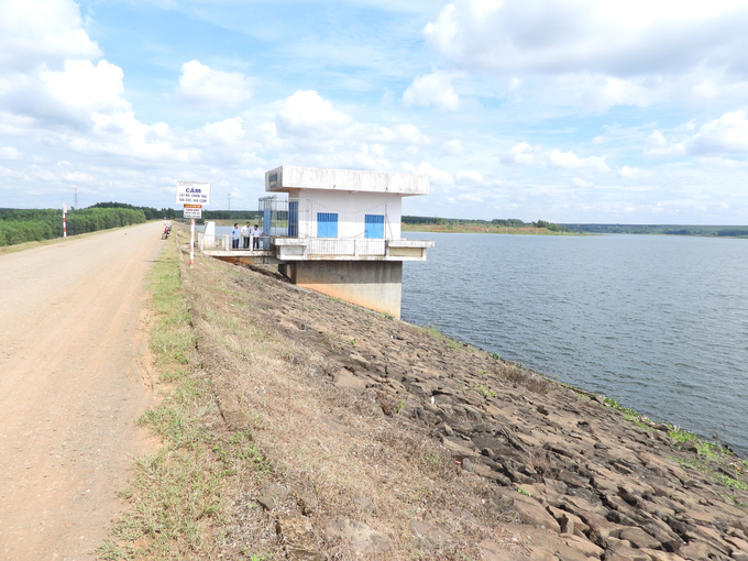 Công trình thủy lợi hồ Cầu Mới đảm bảo nguồn nước dự trữ cho mùa khô. Ảnh: Trần Trung.