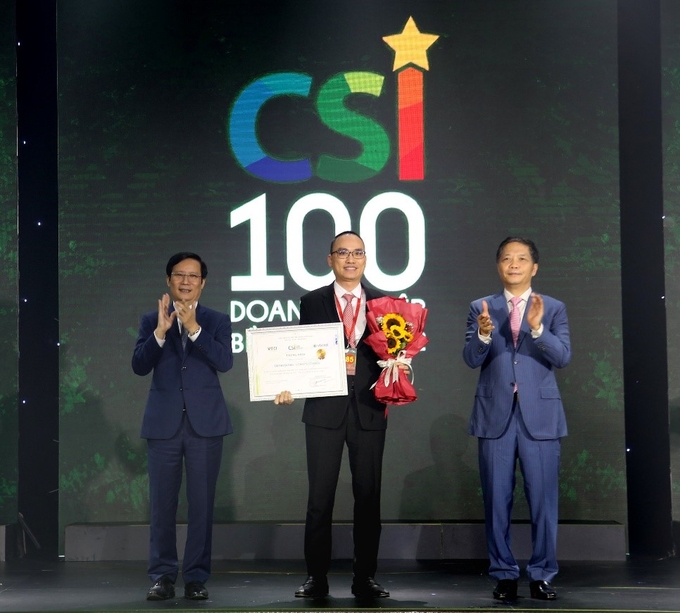 Ông Lê Tuấn Anh – Phó Tổng Giám đốc Tập đoàn BRG nhận giải thưởng Top 10 Doanh nghiệp bền vững Việt Nam 2022.