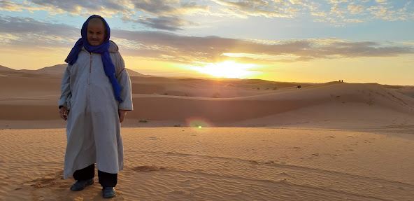Người đàn ông Berber bán những lọ cát Sahara mang lại niềm vui.