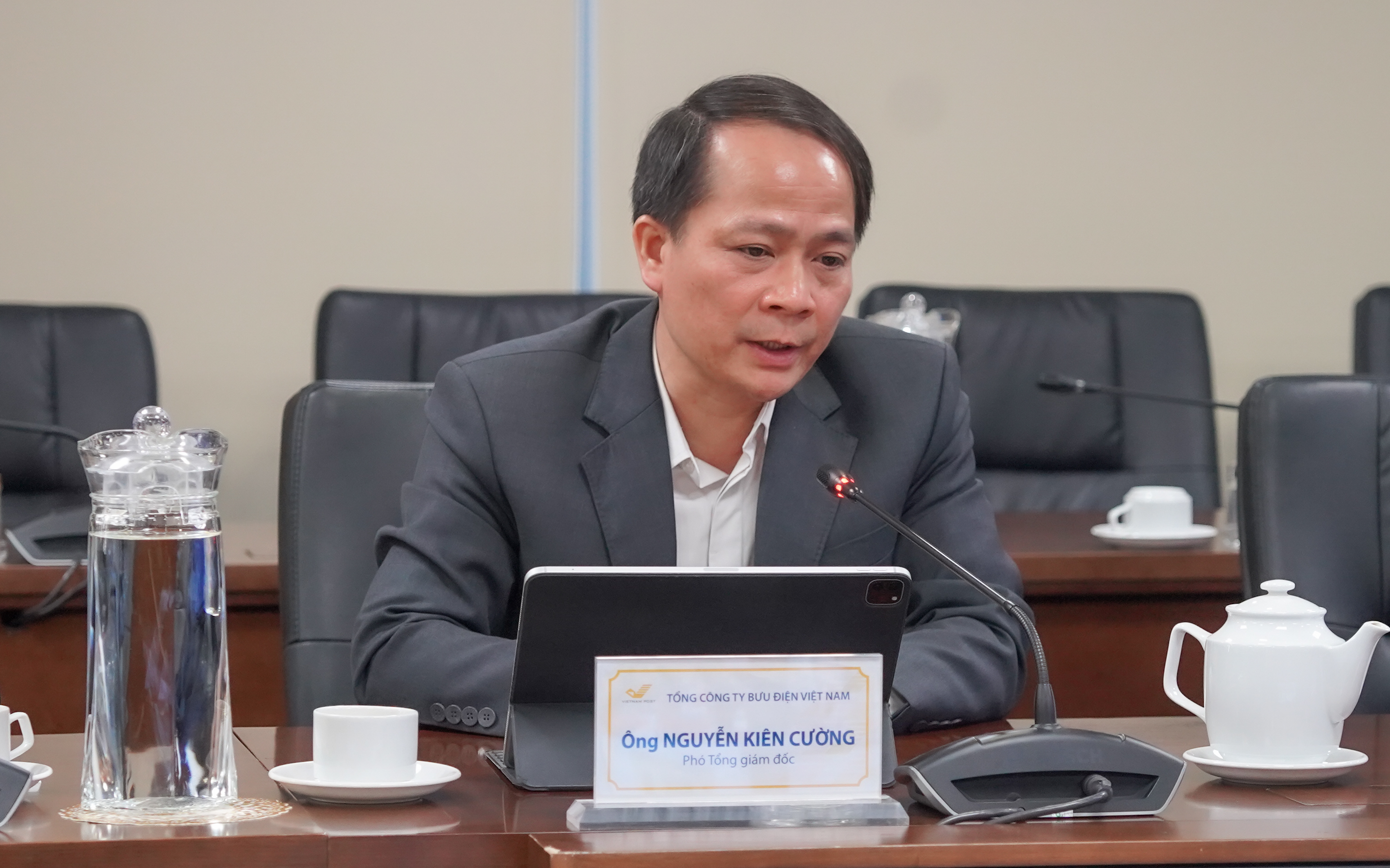 Ông Nguyễn Kiên Cường, Phó Tổng giám đốc Tổng công ty Bưu điện Việt Nam, phát biểu tại buổi tập huấn.