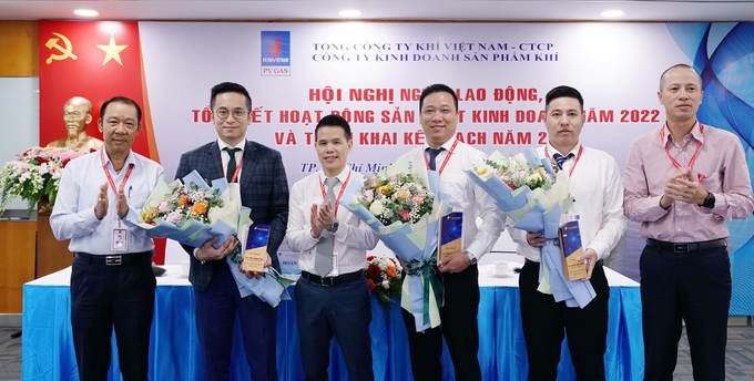 Lãnh đạo PV GAS và KDK khen thưởng các tập thể và cá nhân NLĐ có thành tích xuất sắc trong năm 2022.