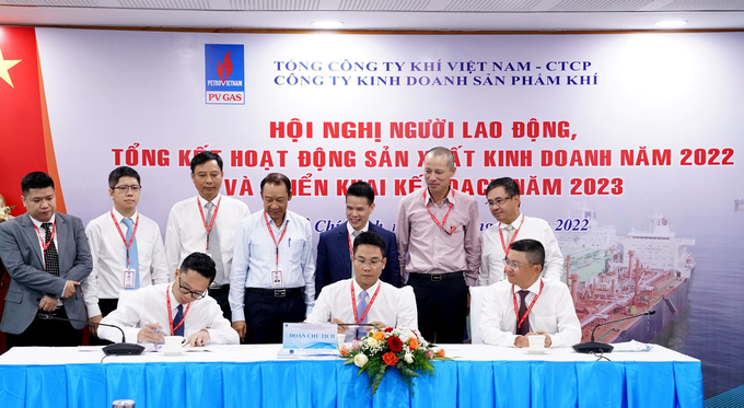 Ký cam kết thi đua hoàn thành thắng lợi Kế hoạch năm 2023.