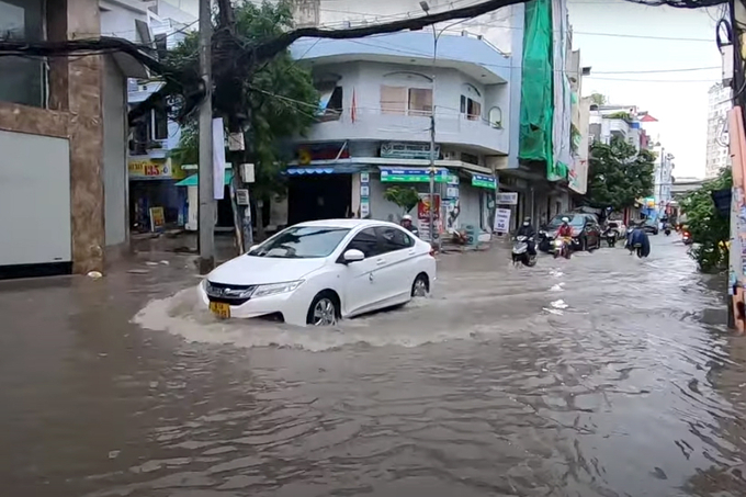 Một con đường ở TP.HCM bị ngập sau một cơn mưa lớn. Ảnh: Sơn Trang.