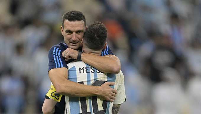 HLV Lionel Scaloni ăn mừng cùng Lionel Messi. Ảnh: Express.