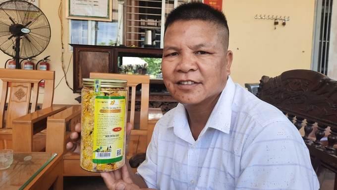 Ông Nịnh Văn Trắng giới thiệu về sản phẩm trà hoa vàng. Ảnh: Nguyễn Thành.
