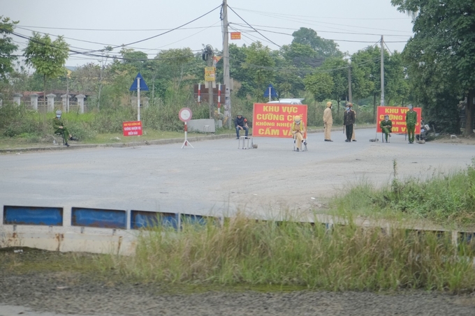 Lực lượng cưỡng chế chặn đường vào trường tiểu học Yên Phú II. 