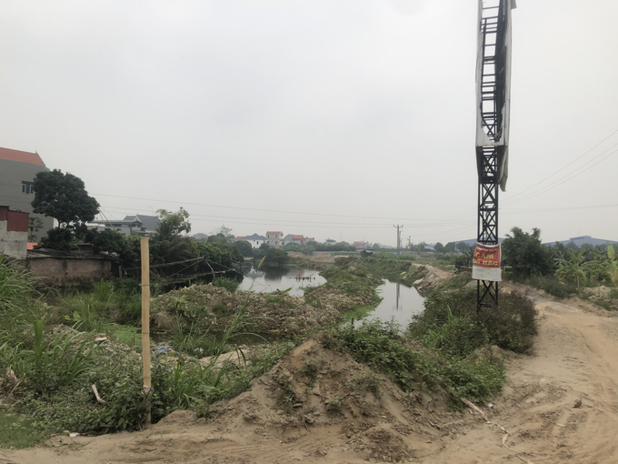 Đường giao thông nội đồng, đê ven sông Từ Hồ một nhánh của hệ thống Bắc Hưng Hải bị hủy hoại bởi sự san gạt của Dự án Khu nhà ở Sông Hồng và chợ nông sản.  