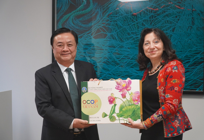 Minister Le Minh Hoan presenting OCOP gifts to promote Vietnam's traditional values ​​and beliefs in sustainable development. Photo: Le Trung Quan.