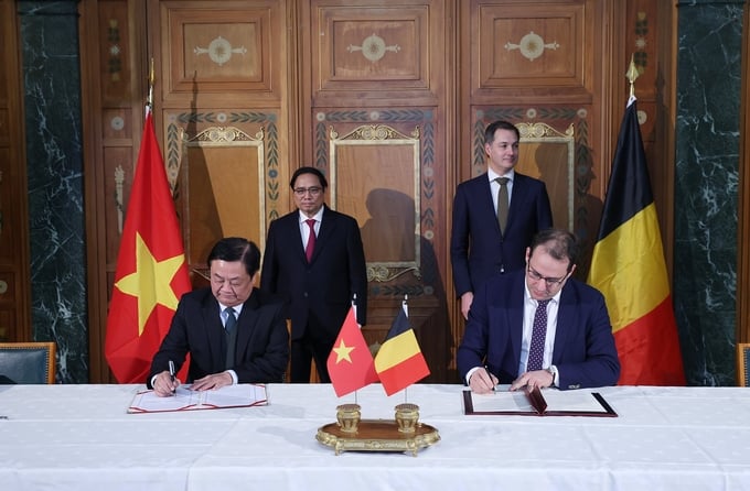 Minister Le Minh Hoan and Minister David Clarival signed a Memorandum of Understanding on strengthening bilateral cooperation in the field of food safety for agricultural products, and animal and plant quarantine. Photo: Le Trung Quan.